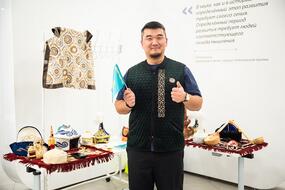 Участник выставки национальных костюмов, предметов быта и головных уборов