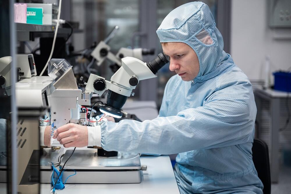 Андрей Ломакин за работой в лаборатории фотонных газовых сенсоров НИТУ МИСИС